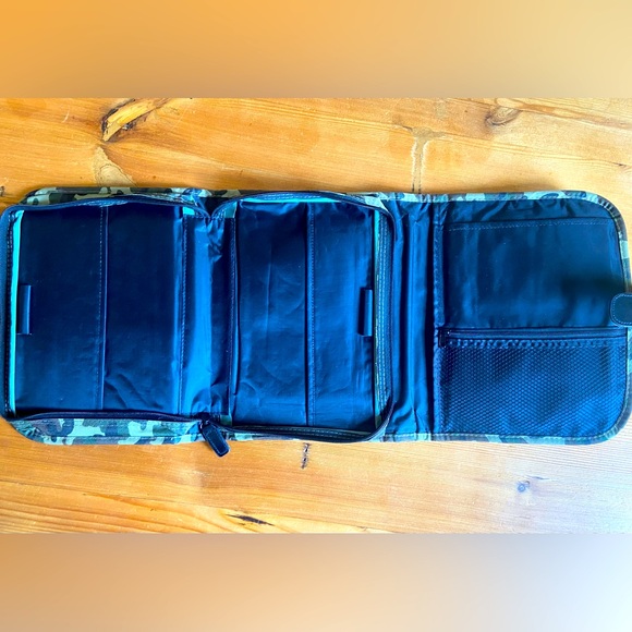 Armor Of God Camouflage Bible Cover Tri-Fold Organizer - Picture 2 of 5